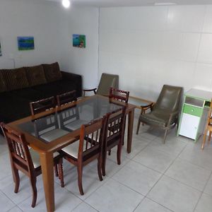 4 ILHAS BOMBINHAS APTO 02 DORMITÓRIOS A 60 M DA PRAIA 2 Ar WIFI